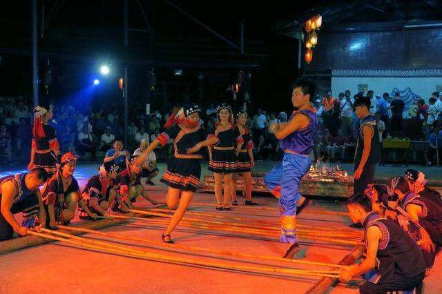 德天跨国瀑布•明仕田园•古龙山峡谷漂流•巴马长寿村•长